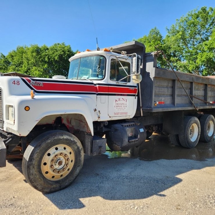 1982 Mack Dump Truck w/ 16' Dump Bed Model R738S- 147,375 Miles
