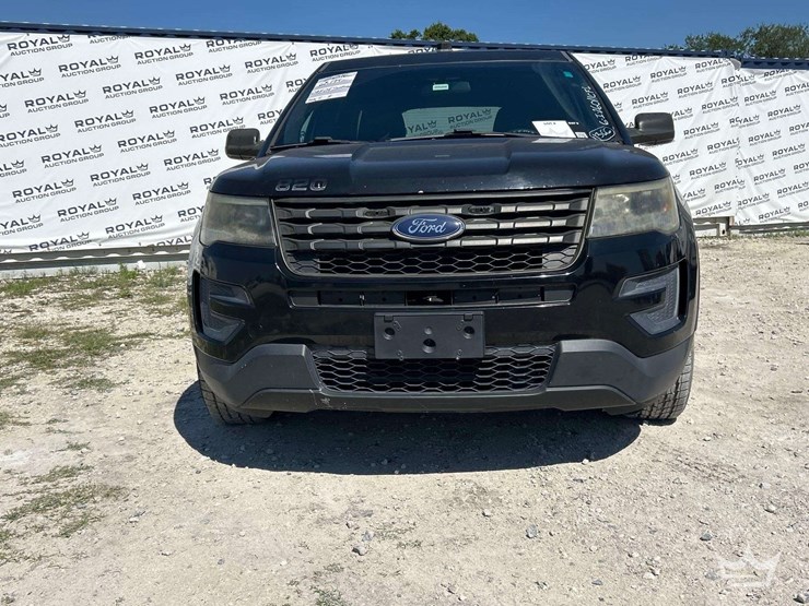 2016-ford-explorer-image-23