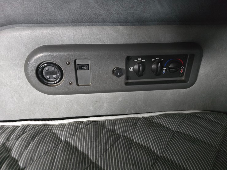 #22593-•-2016-mack-cxu613-pinnacle-sleeper-truck-image-57