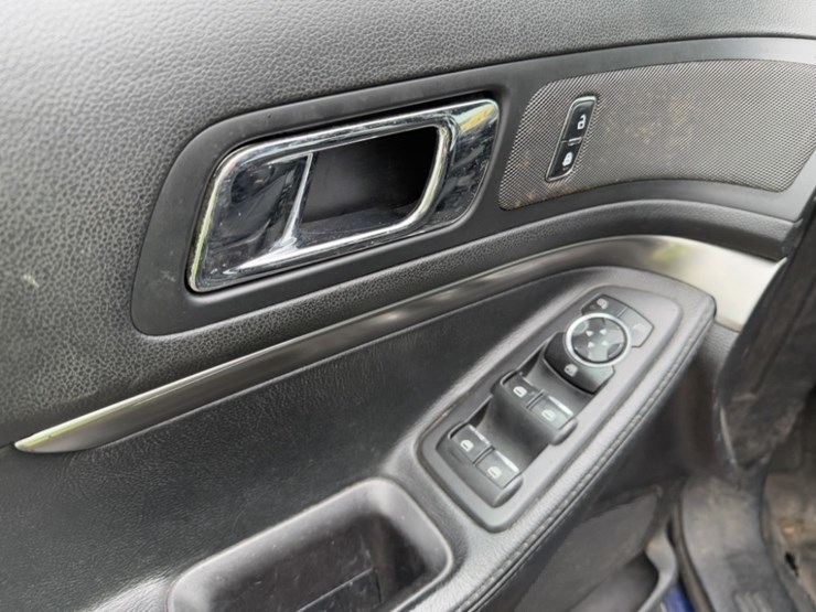 2017-ford-explorer-image-26
