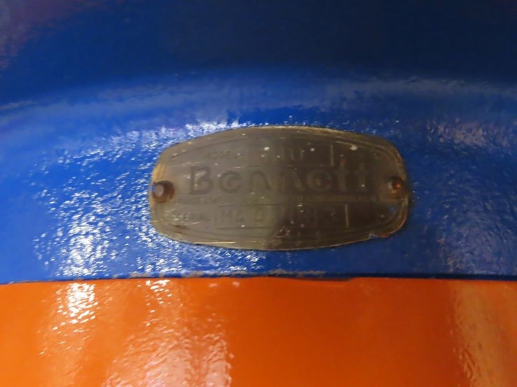 bennett-upright-model-810-upright-visible-10-gallon-gas-pump-with-glass-gulf-globe-image-5