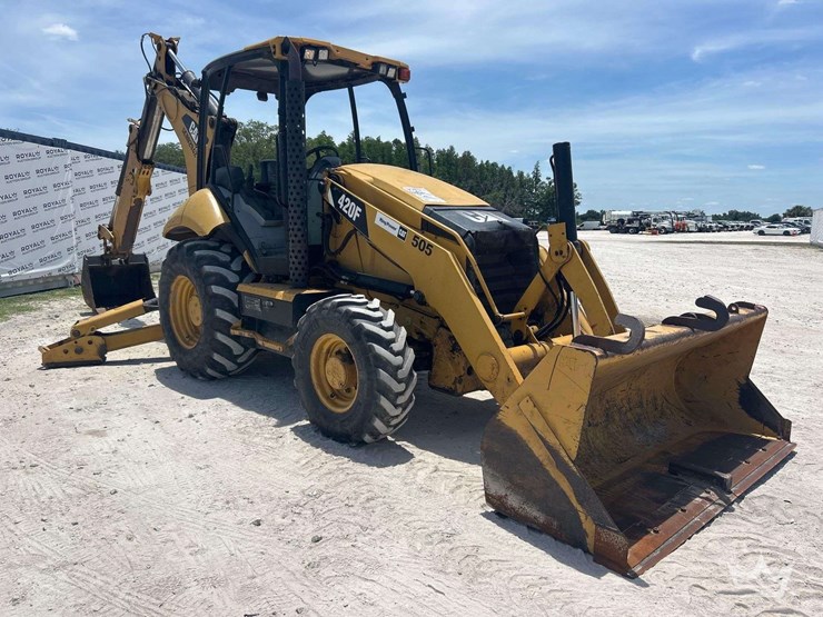 2014-caterpillar-420f-image-2