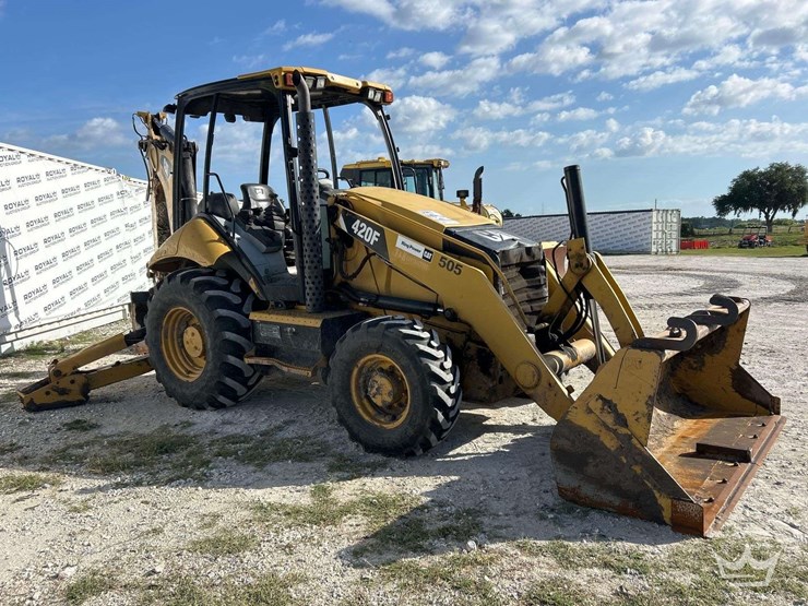 2014-caterpillar-420f-image-6
