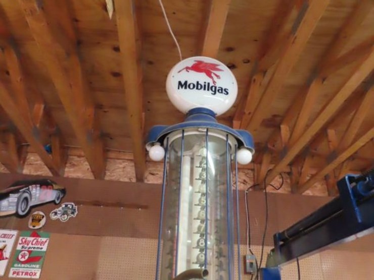 hayes-equipment-upright-visible-10-gallon-gas-pump-with-mobil-gas-globe-image-5