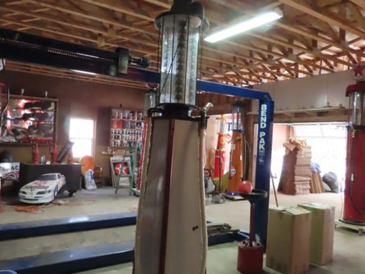 hayes-equipment-upright-visible-10-gallon-gas-pump-with-mobil-gas-globe-image-4