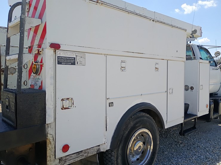 #24215-•-1999-gmc-c7500-bucket-truck-image-84