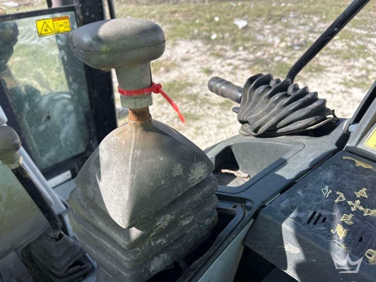 2014-caterpillar-420f-image-30