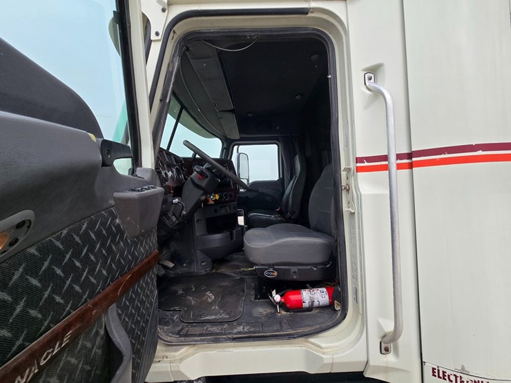 #22593-•-2016-mack-cxu613-pinnacle-sleeper-truck-image-38