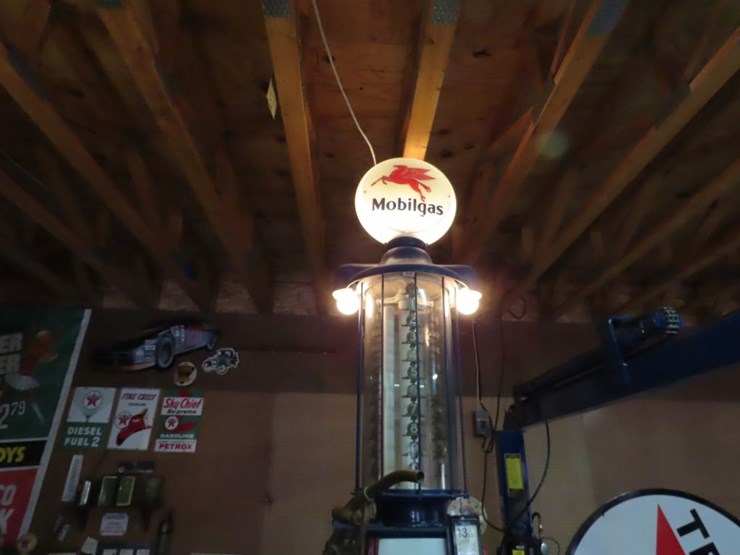 hayes-equipment-upright-visible-10-gallon-gas-pump-with-mobil-gas-globe-image-6