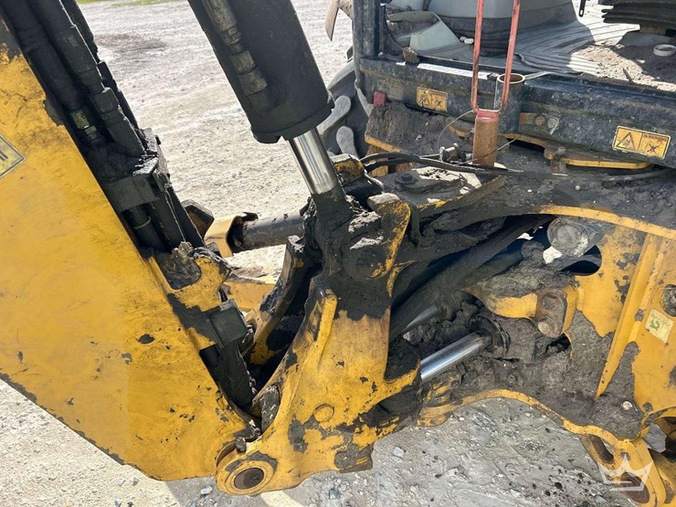 2014-caterpillar-420f-image-19