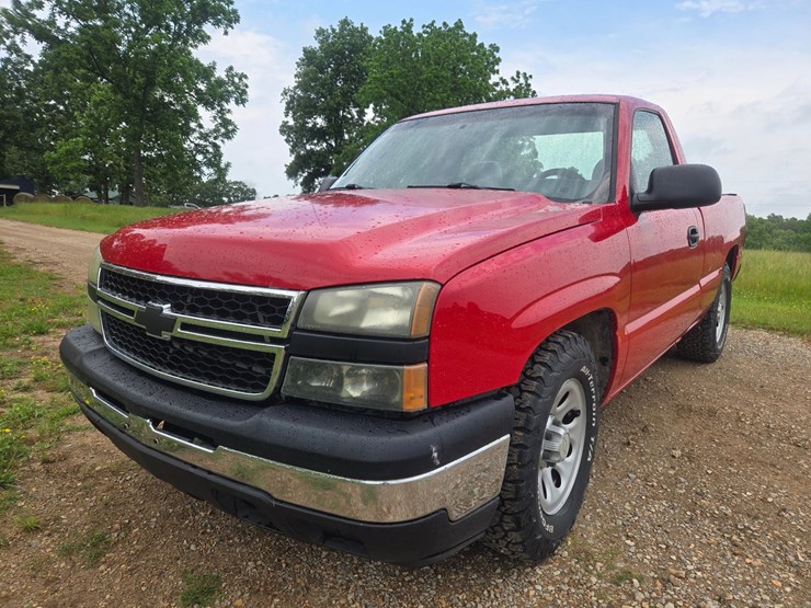 #24356-•-2006-chevrolet-silverado-pickup-truck-image-1