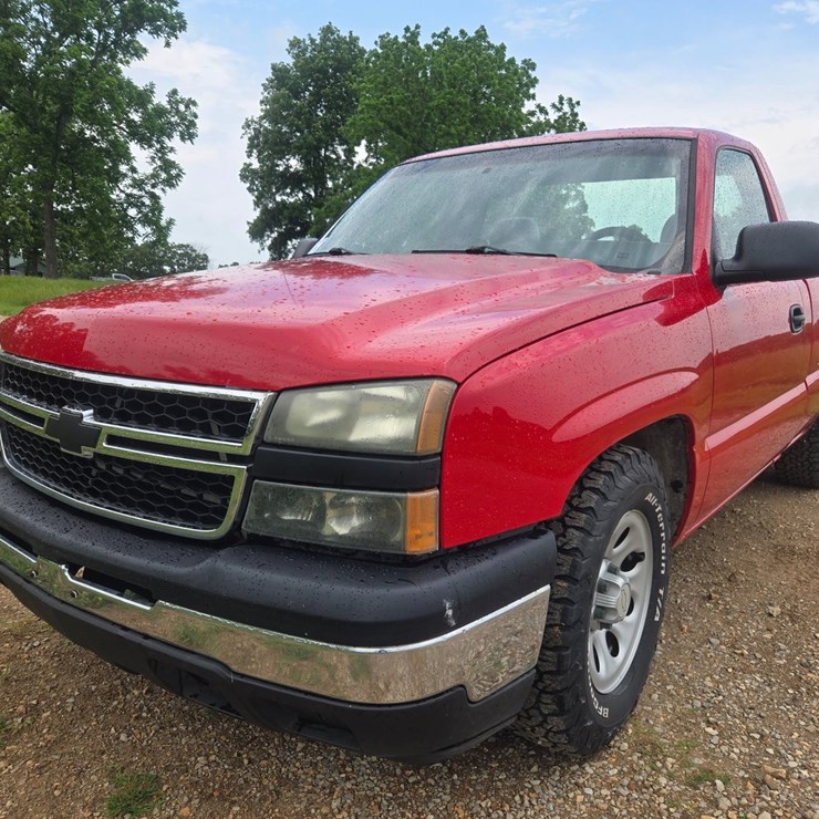 #24356 • 2006 Chevrolet Silverado Pickup Truck