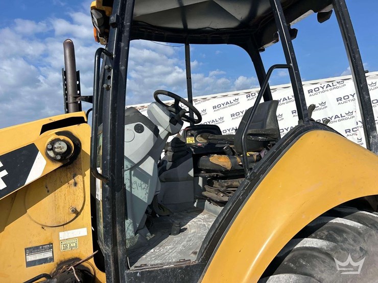 2014-caterpillar-420f-image-23
