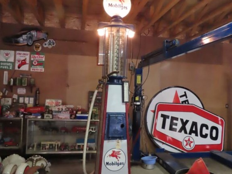 hayes-equipment-upright-visible-10-gallon-gas-pump-with-mobil-gas-globe-image-1