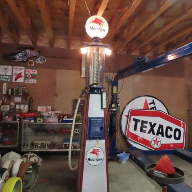 Hayes Equipment Upright Visible 10 Gallon Gas Pump with Mobil Gas Globe