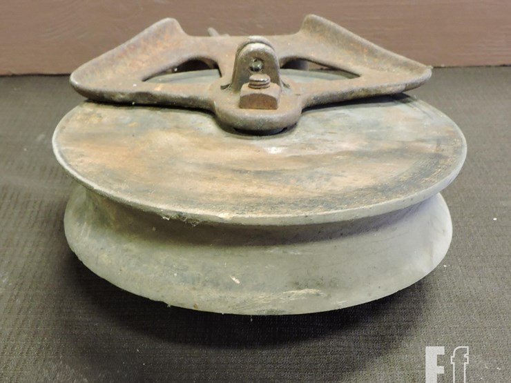 vintage-wooden-pulley-image-2