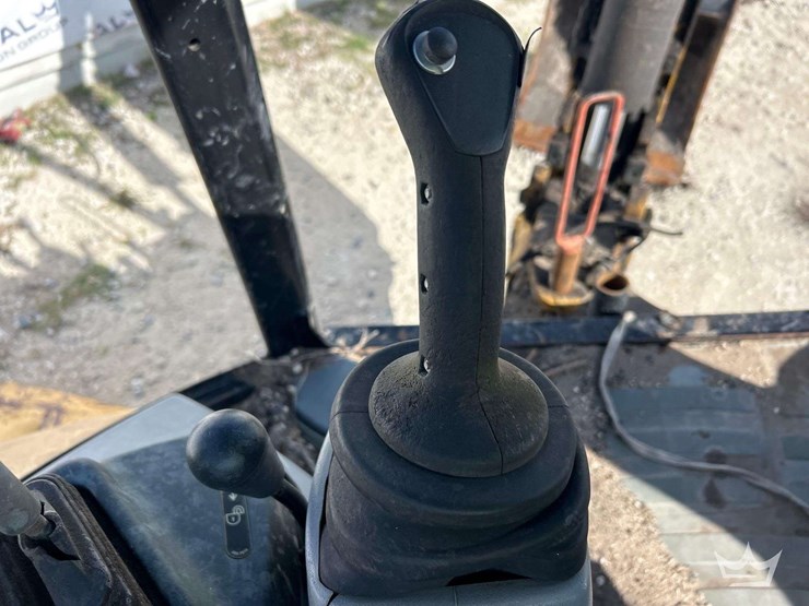 2014-caterpillar-420f-image-32