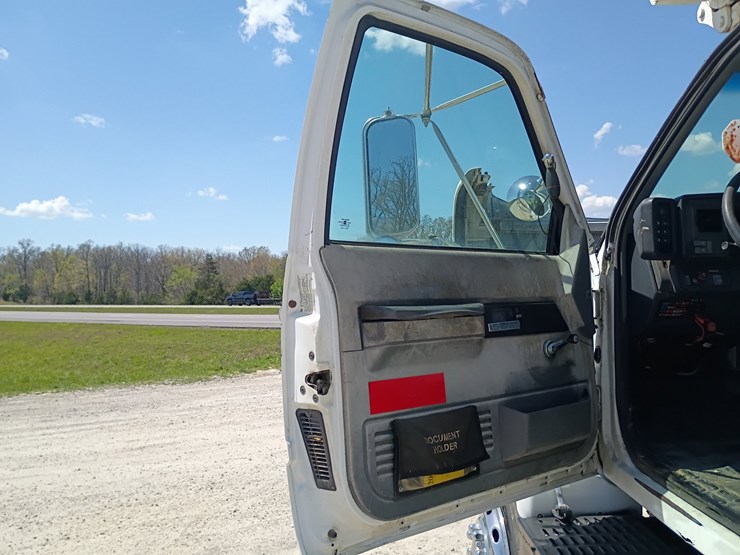 #24215-•-1999-gmc-c7500-bucket-truck-image-33