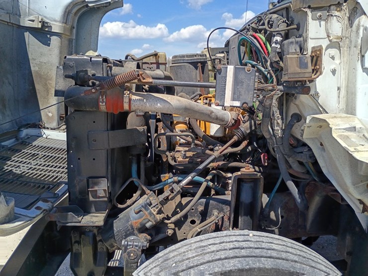 #24215-•-1999-gmc-c7500-bucket-truck-image-17