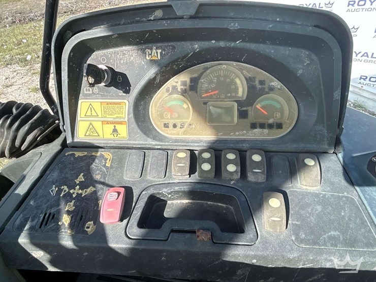 2014-caterpillar-420f-image-29