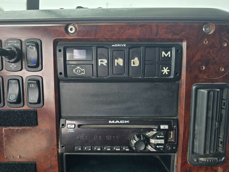 #22593-•-2016-mack-cxu613-pinnacle-sleeper-truck-image-45