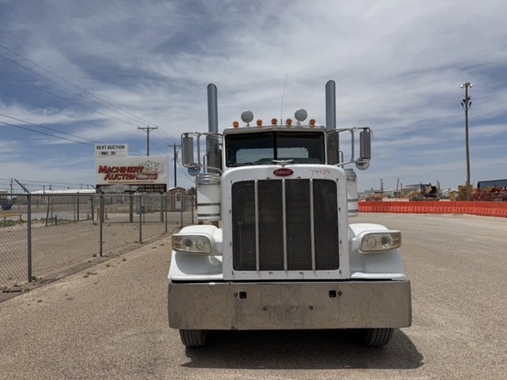 2009-peterbilt-388-image-2