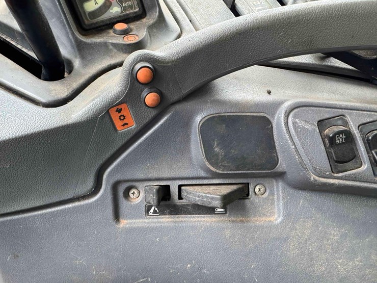2005-new-holland-ts115a-image-25