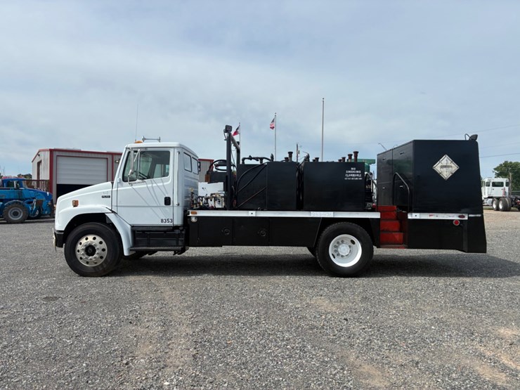 2001-freightliner-fl70-image-6