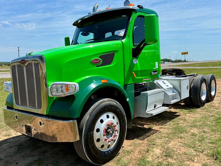 2018-peterbilt-567-image-1