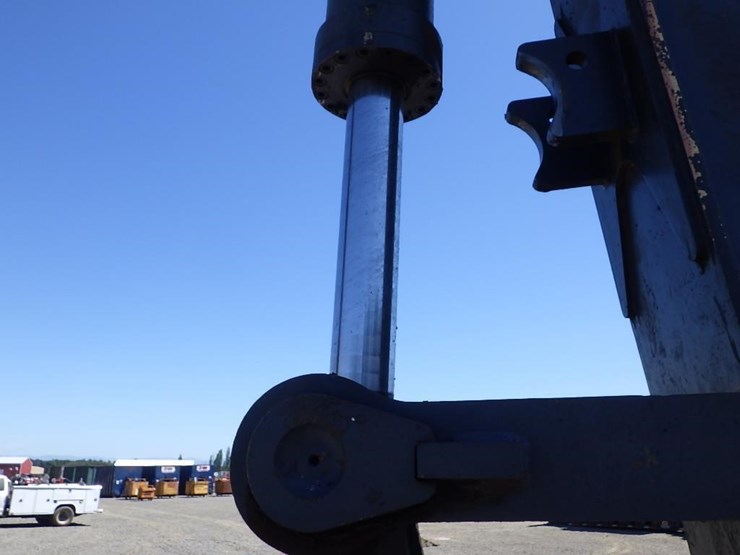 deere-245g-lc-image-31