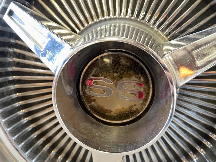 #5358-•-set-of-(4)-1963-impala-s/s-hubcaps-(las-cruces,-nm)-image-12