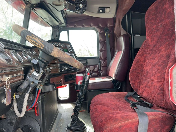 2000-freightliner-fld120-image-24