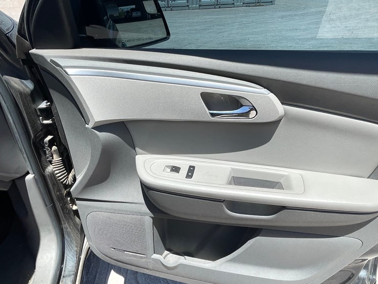 2011-chevrolet-traverse-image-38