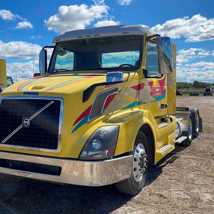 2015 VOLVO VN