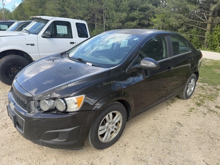 2014-chevrolet-sonic-lt-car-image-1