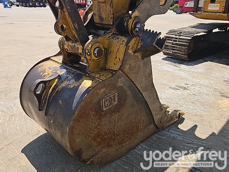 2016-caterpillar-323fl-image-11
