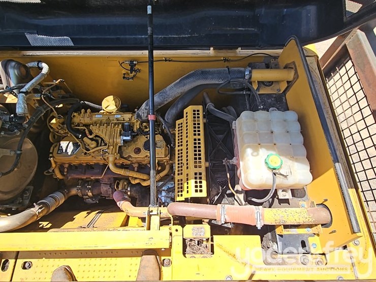2016-caterpillar-323fl-image-21