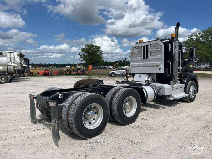 2019-peterbilt-579-image-3