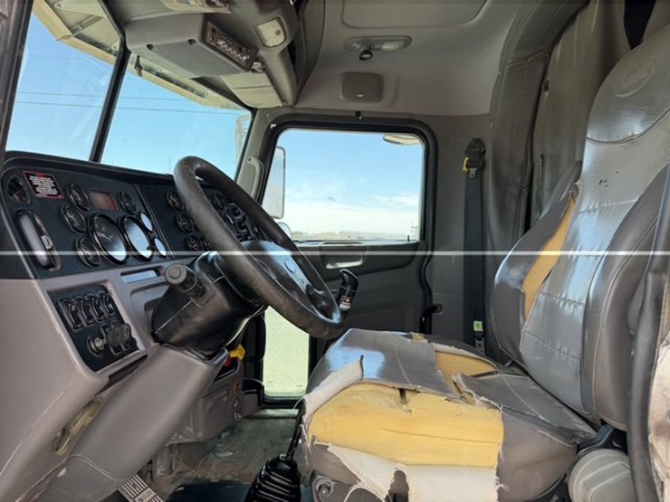 2015-peterbilt-388-image-11