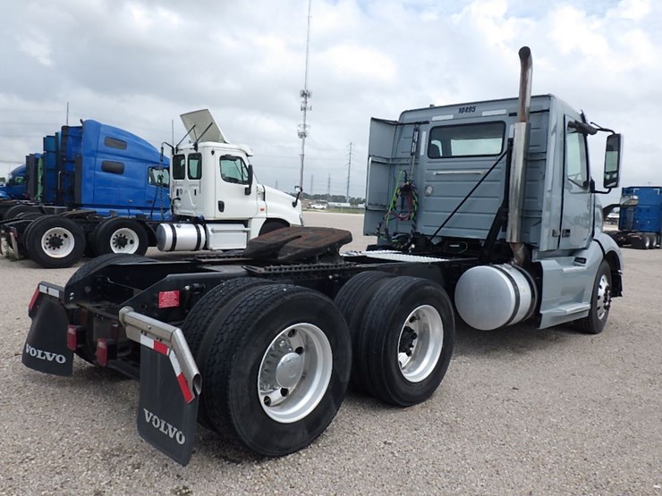 2020-volvo-vnl300-image-11