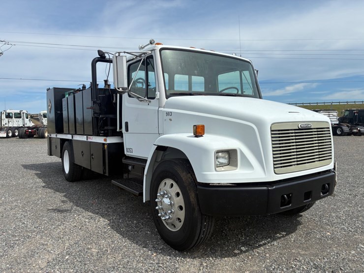 2001-freightliner-fl70-image-3