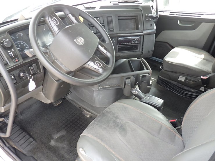 2020-volvo-vnl300-image-20