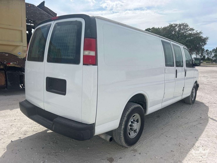 2019-chevrolet-express-2500-image-3