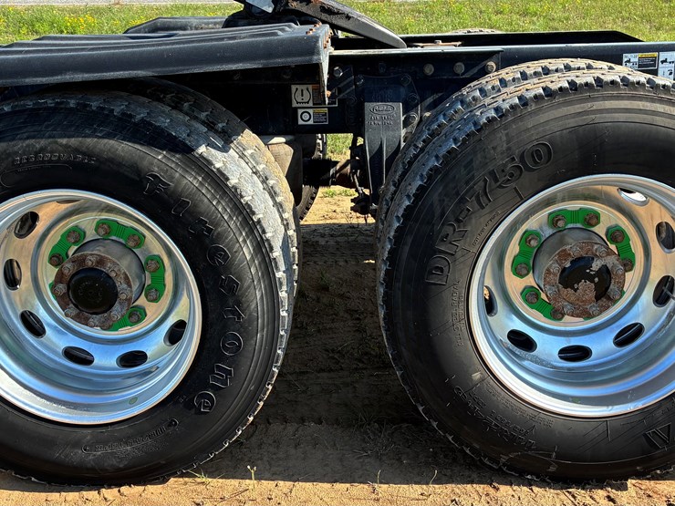 2018-peterbilt-567-image-11