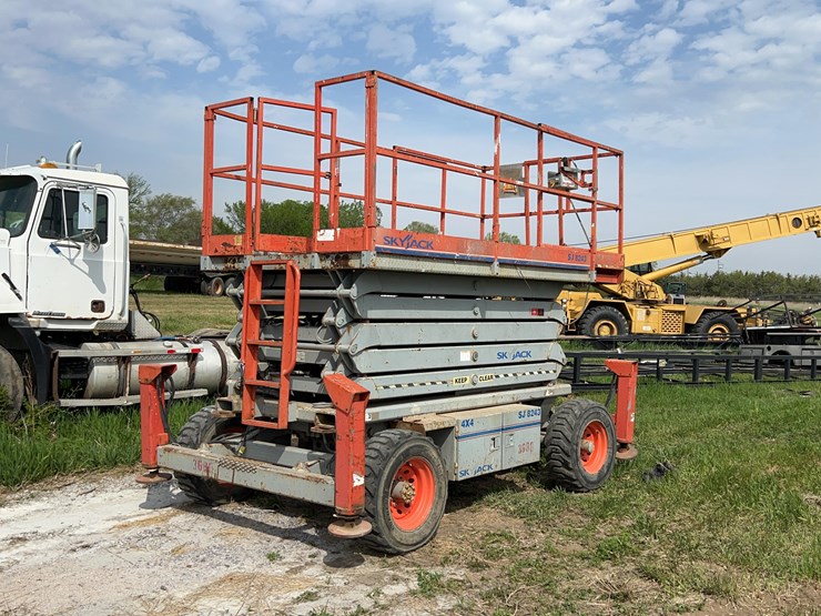 skyjack-sj8243-scissor-lift-image-1