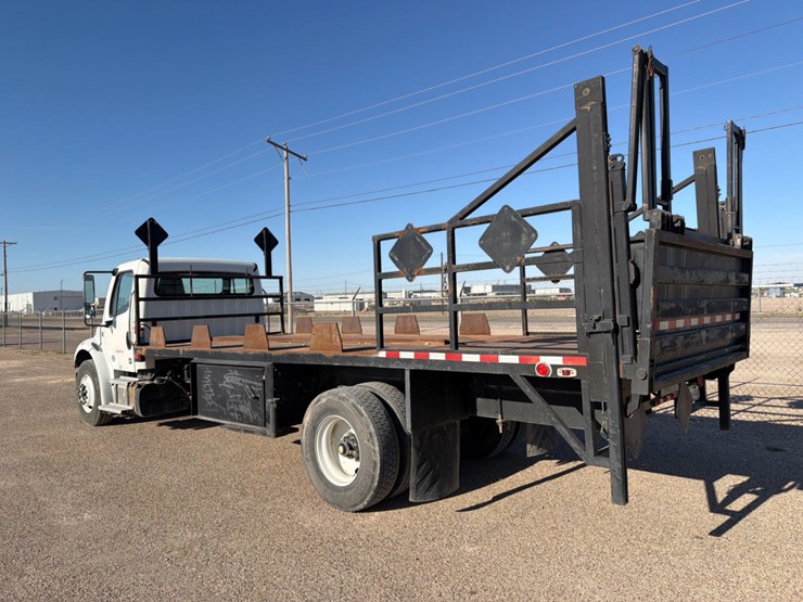 2019-freightliner-m2-106-image-8