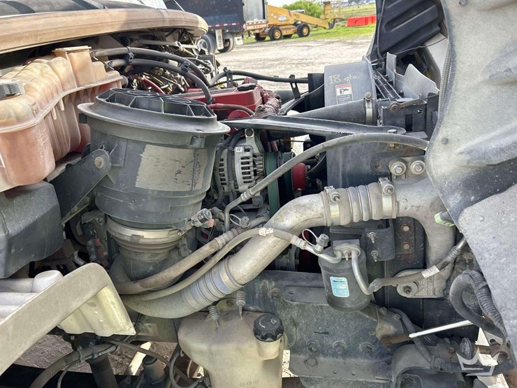 2015-freightliner-m2-106-image-8