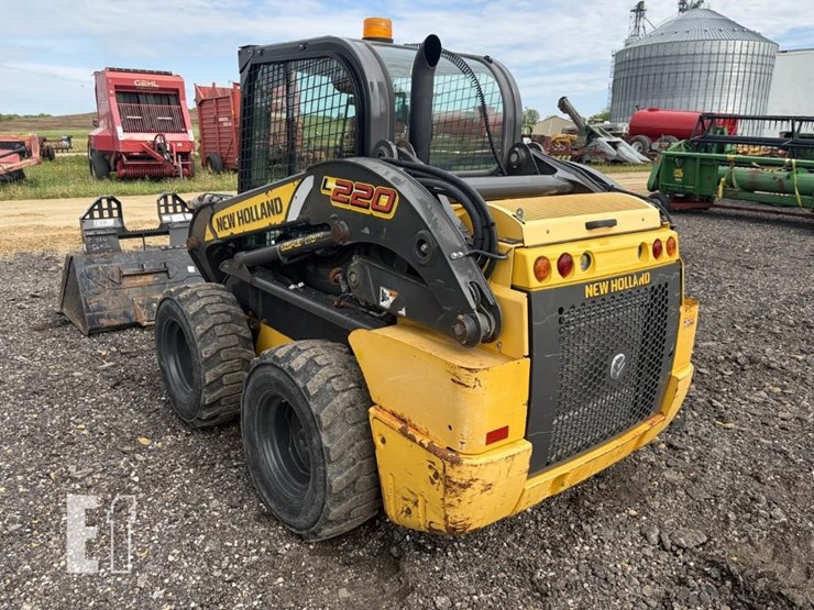new-holland-l220-image-2