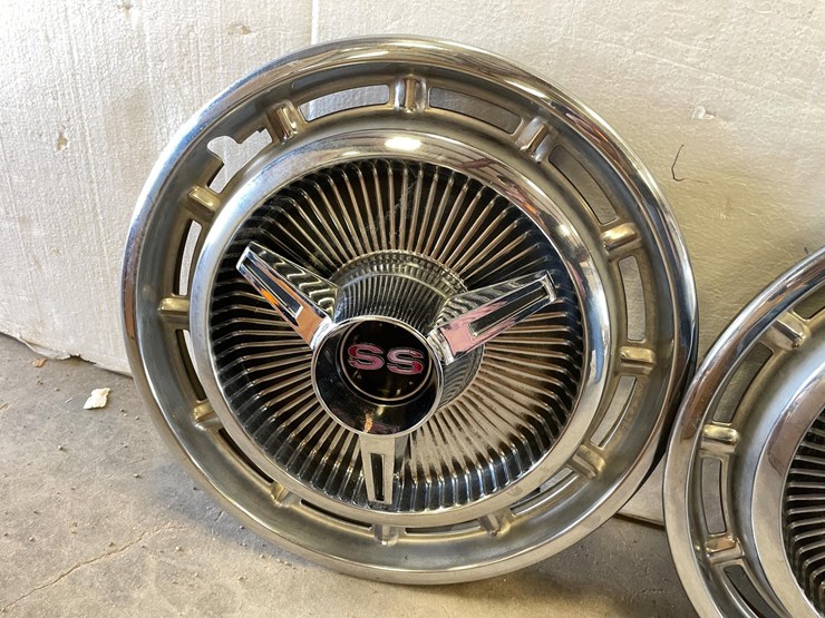 #5358-•-set-of-(4)-1963-impala-s/s-hubcaps-(las-cruces,-nm)-image-8