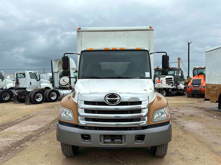 2011-hino-box-truck-image-2
